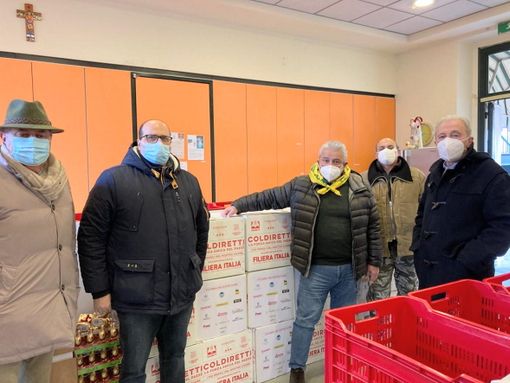 Solidarietà, Coldiretti Pavia distribuisce 3000 kg di cibo in pacchi alimentari per le famiglie bisognose Solidarietà, Coldiretti Pavia distribuisce 3000 kg di cibo in pacchi alimentari per le famiglie bisognose
