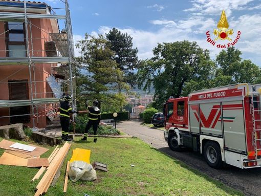 Cadono da un ponteggio a Luino, feriti gravemente due operai Cadono da un ponteggio a Luino, feriti gravemente due operai