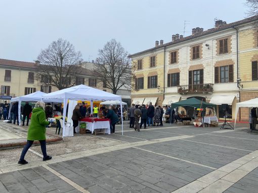 Mede: grande successo per i mercatini di Natale in piazza della Repubblica. Le immagini