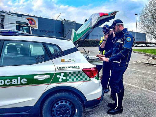 Trovato per la terza volta senza patente, minaccia gli agenti della Polizia locale. Scatta la denuncia Trovato per la terza volta senza patente, minaccia gli agenti della Polizia locale. Scatta la denuncia