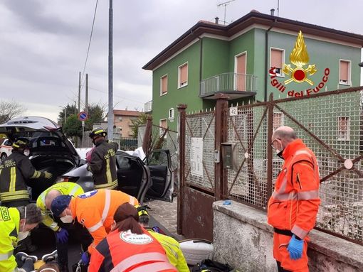 FOTO. Tragedia nel Milanese, auto si schianta contro il muretto di una casa. Morte entrambe le persone a bordo