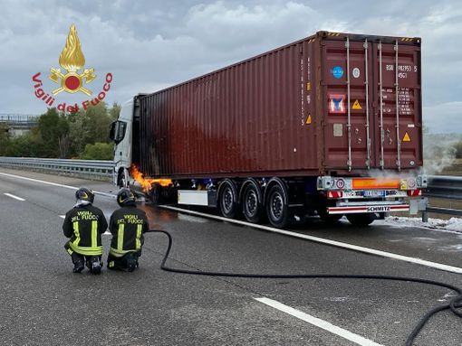 Casei Gerola: in fiamme i serbatoi Gnl di un tir sull'autostrada Milano-Genova, sul posto i Vigili del fuoco Casei Gerola: in fiamme i serbatoi Gnl di un tir sull'autostrada Milano-Genova, sul posto i Vigili del fuoco
