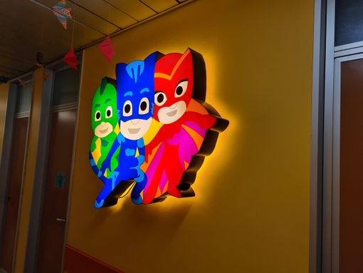 Pavia, Marco Lodola dona quattro delle sue opere luminose alla radiologia pediatrica del San Matteo