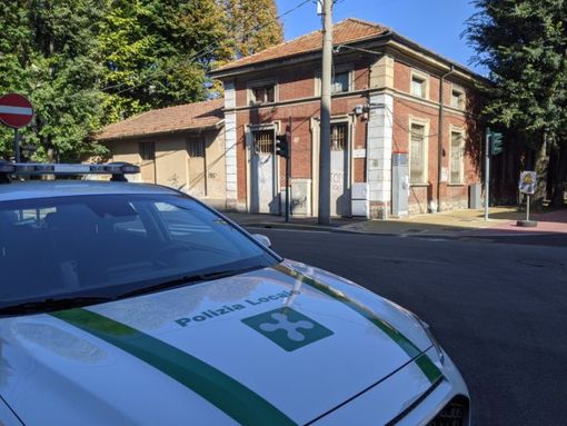 Tampona un’auto e scappa: preso dalla polizia locale