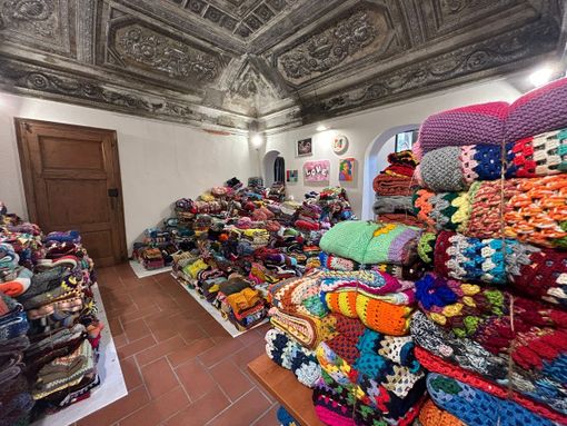 "Viva Vittoria Vigevano": 3.000 coperte stese su Piazza Ducale per dire NO alla violenza contro le donne "Viva Vittoria Vigevano": 3.000 coperte stese su Piazza Ducale per dire NO alla violenza contro le donne