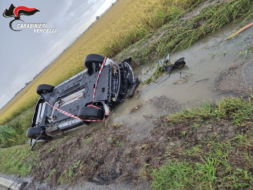 «Meno male che c'eravate voi...»: automobilista ribaltato in un canale salvato dai Carabinieri