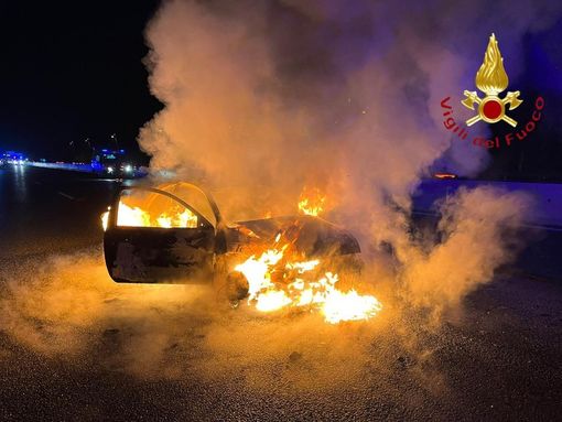 FOTO. Paura sulla Pedemontana per un incidente: un'auto prende fuoco, coinvolta anche un'ambulanza