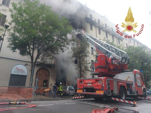 FOTO e VIDEO. Incendio in un condominio di Milano: tre morti e tre feriti FOTO e VIDEO. Incendio in un condominio di Milano: tre morti e tre feriti