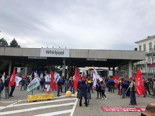 L'ingresso dello stabilimento Whirlpool di Cassinetta (foto d'archivio)