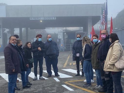 Il presidio di questa mattina, 18 novembre, alla Whirlpool di Cassinetta Il presidio di questa mattina, 18 novembre, alla Whirlpool di Cassinetta