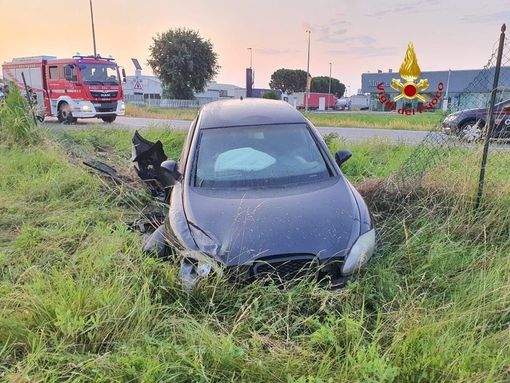 Vercelli, fuori strada con l'auto: conducente in ospedale