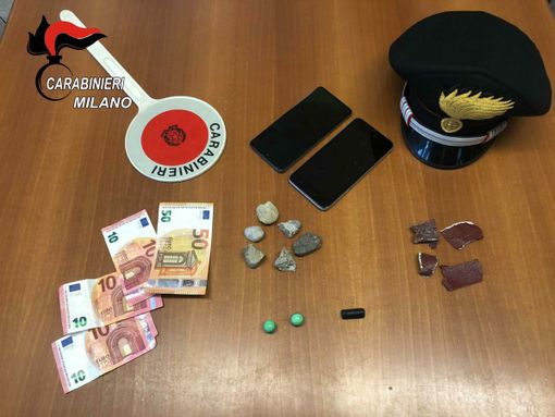 Lacchiarella: tenta truffa dello specchietto a una pensionata, ma viene controllato dai Carabinieri mentre attende il denaro, 19enne arrestato Lacchiarella: tenta truffa dello specchietto a una pensionata, ma viene controllato dai Carabinieri mentre attende il denaro, 19enne arrestato