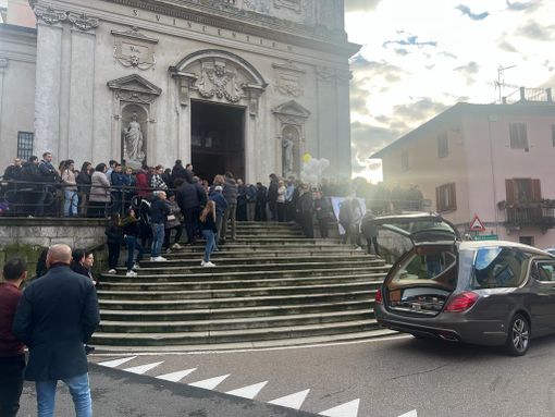 FOTO e VIDEO - Il silenzio di un intero paese del Varesotto e quello di tante giovani vite nell’addio a Dante FOTO e VIDEO - Il silenzio di un intero paese del Varesotto e quello di tante giovani vite nell’addio a Dante