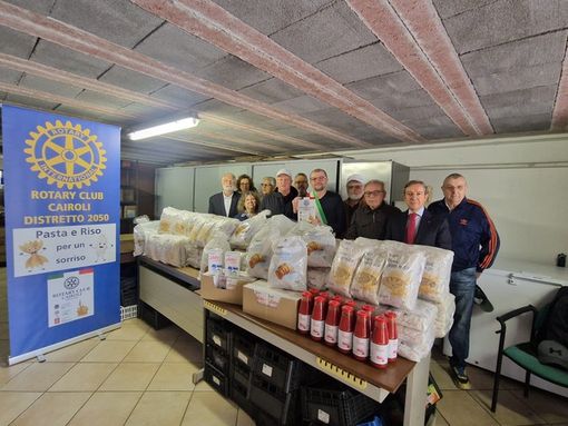 Il Rotary Club Cairoli consegna 300 chili di generi alimentari alla Caritas di Gropello