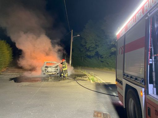 Gambarana: suv divorato dalle fiamme, intervengono i Vigili del fuoco