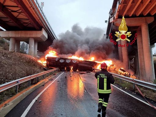 Tragico incidente sull'Autostrada del Sole, camion precipita dal viadotto e si incendia: morto l'autista Tragico incidente sull'Autostrada del Sole, camion precipita dal viadotto e si incendia: morto l'autista