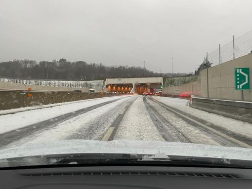 La foto postata sulla pagina Facebook di Gianluca Bertoni: l'effetto di una nevicata sulle strade dopo i temporali con grandine della serata è visibile anche sulla Pedemontana La foto postata sulla pagina Facebook di Gianluca Bertoni: l'effetto di una nevicata sulle strade dopo i temporali con grandine della serata è visibile anche sulla Pedemontana