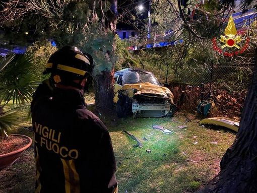 FOTO. Paura nella notte a Luino: un'auto sfonda il guard rail, colpisce una pianta e finisce nel giardino di una villa