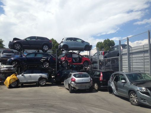 Novara, autodemolitore fuorilegge: sigilli di Carabinieri e Polizia Stradale