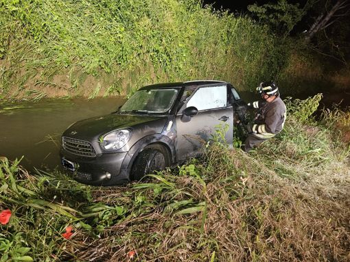 Ferrera: esce di strada con l'auto sulla provinciale 193bis, illesa una ragazza