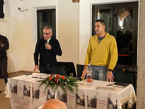 Valeggio: il generale Roberto Vannacci ha presentato il libro "Il mondo al contrario", nell'ex scuderia del castello. Le immagini Valeggio: il generale Roberto Vannacci ha presentato il libro "Il mondo al contrario", nell'ex scuderia del castello. Le immagini