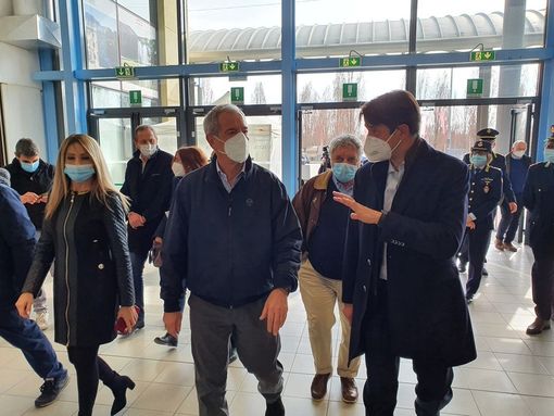 Bertolaso a MalpensaFiere: «Qui vaccineremo cinquemila persone al giorno»