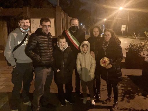 Una parte del gruppo di ritorno dalla Polonia, accolto dal sindaco