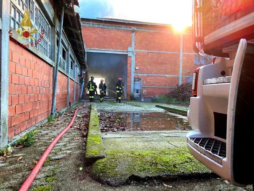 Candia: incendio in un deposito dismesso, 2 ore di lavoro per domare le fiamme