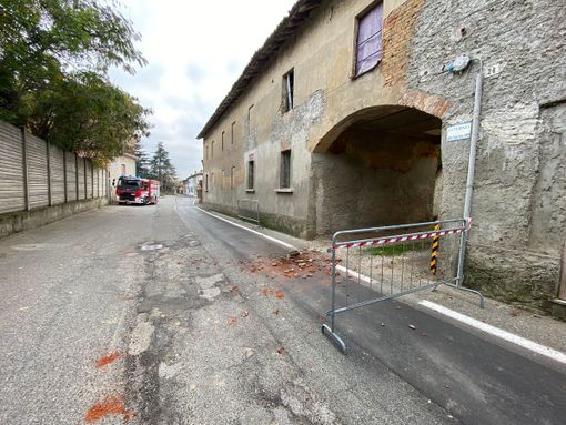 Semiana: tegole pericolanti in uno stabile, intervengono i Vigili del fuoco