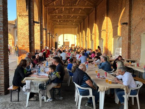 Pieve del Cairo: grande successo per la Pizzata Benefica in piazza Corte Grande, le immagini