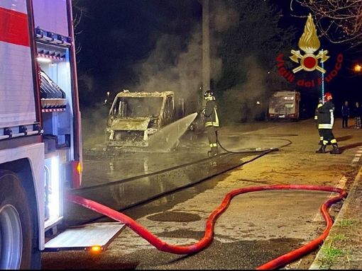 Lomello: camper divorato dalle fiamme nella notte, intervengono i Vigili del fuoco
