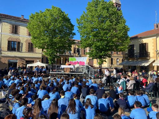 Mede: la colorata e allegra &quot;invasione&quot; degli scout in piazza della Repubblica. Le immagini