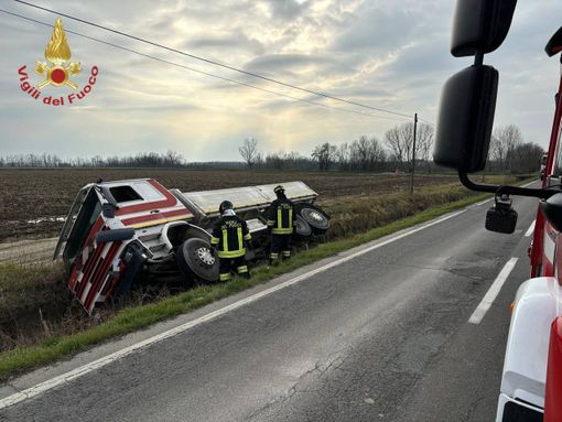 Pieve Albignola: esce di strada con il camion della ghiaia sulla provinciale, intervengono i Vigili del fuoco Pieve Albignola: esce di strada con il camion della ghiaia sulla provinciale, intervengono i Vigili del fuoco