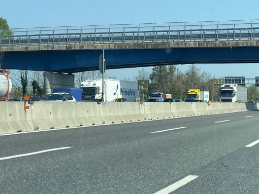 Camion in panne allo svincolo di Busto: code in autostrada
