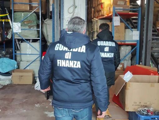 La Gdf sequestra a esercenti cinesi 1000 cinture (finta) pelle fra Trezzano e Cusago