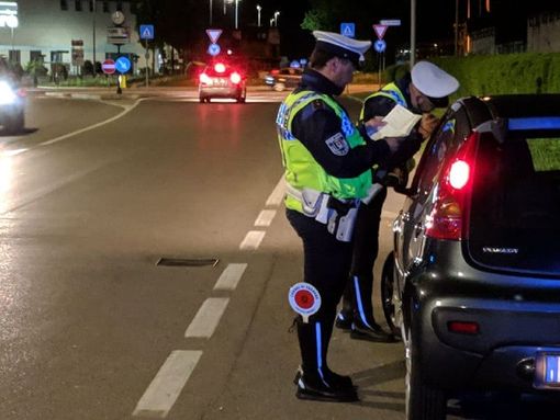 Senza assicurazione e al volante con patente revocata: sanzioni e auto confiscata