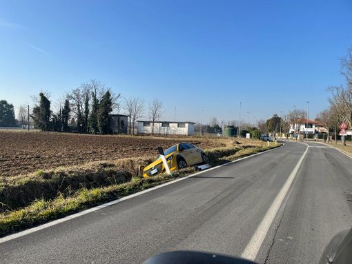 Corbetta: perde il controllo dell’auto e finisce nel canale