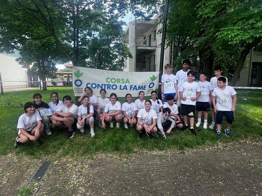 Vigevano, "Corsa contro la fame": nel cortile della scuola Robecchi, la tradizionale manifestazione-progetto di educazione civica