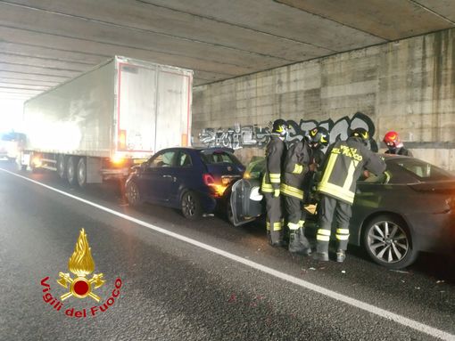 Pavia: tamponamento tra auto e camion sulla tangenziale est, coinvolte 4 persone Pavia: tamponamento tra auto e camion sulla tangenziale est, coinvolte 4 persone