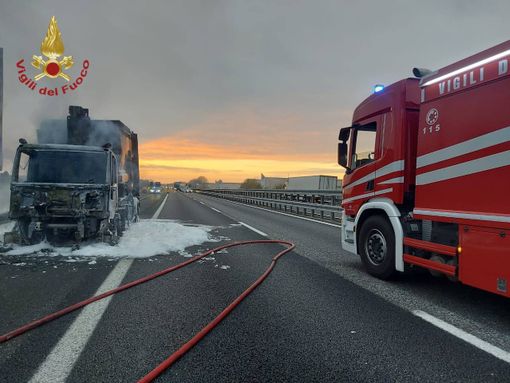 In fiamme un mezzo pesante sull'autostrada Torino-Piacenza, intervengono i vigili del fuoco e traffico in tilt In fiamme un mezzo pesante sull'autostrada Torino-Piacenza, intervengono i vigili del fuoco e traffico in tilt