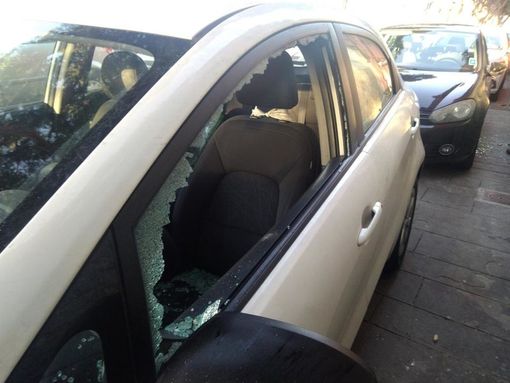 Arrestato il "killer dei finestrini": in treno da Legnano a Como per spaccare vetri e tagliare gomme alle auto