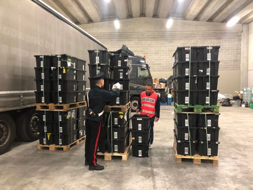 Bereguardo: tentano di rubare merce per oltre 200mila euro da un tir Amazon, in manette 3 persone e 2 denunciate Bereguardo: tentano di rubare merce per oltre 200mila euro da un tir Amazon, in manette 3 persone e 2 denunciate