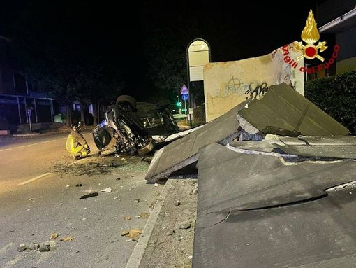Brianza: auto esce di strada e abbatte la pensilina di cemento degli autobus