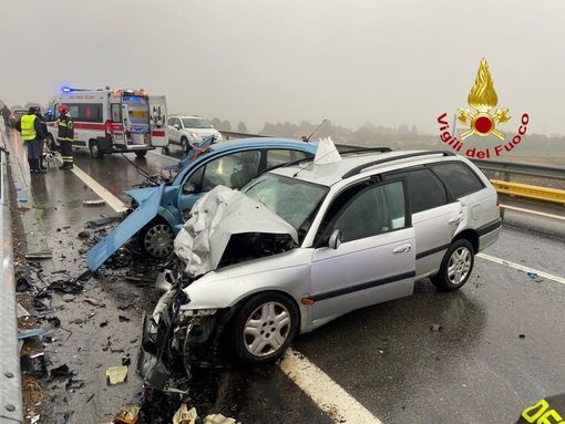Scontro tra due auto a Galliate, feriti gli occupanti