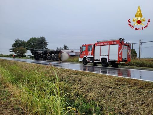 Incidente sulla provinciale Novara - Vercelli, autocisterna esce di strada e si ribalta