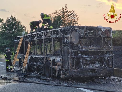 Autobus a fuoco in tangenziale a Novara