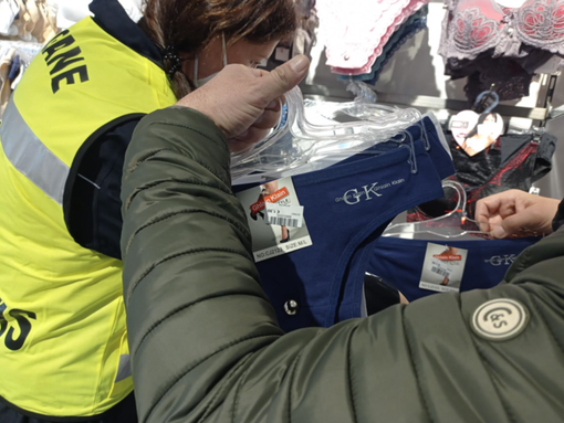 Biancheria intima dal marchio contraffatto: sequestrati 170 capi in un negozio di Vercelli Biancheria intima dal marchio contraffatto: sequestrati 170 capi in un negozio di Vercelli