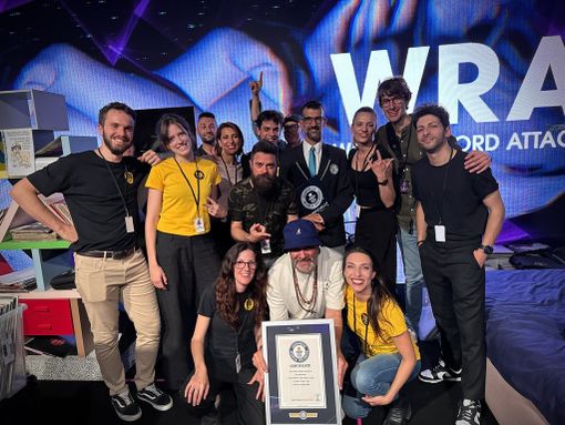Mixa alla consolle per 244 ore 2 minuti e 16 secondi ed entra nel Guinnes World Record Mixa alla consolle per 244 ore 2 minuti e 16 secondi ed entra nel Guinnes World Record