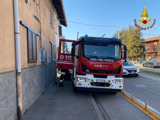 Fiamme a Gallarate: vigili del fuoco al lavoro in via Milano
