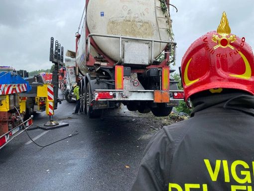 FOTO e VIDEO. Rimosso il camion ribaltatosi in Autolaghi: il raccordo per Malpensa riaperto solo verso Varese